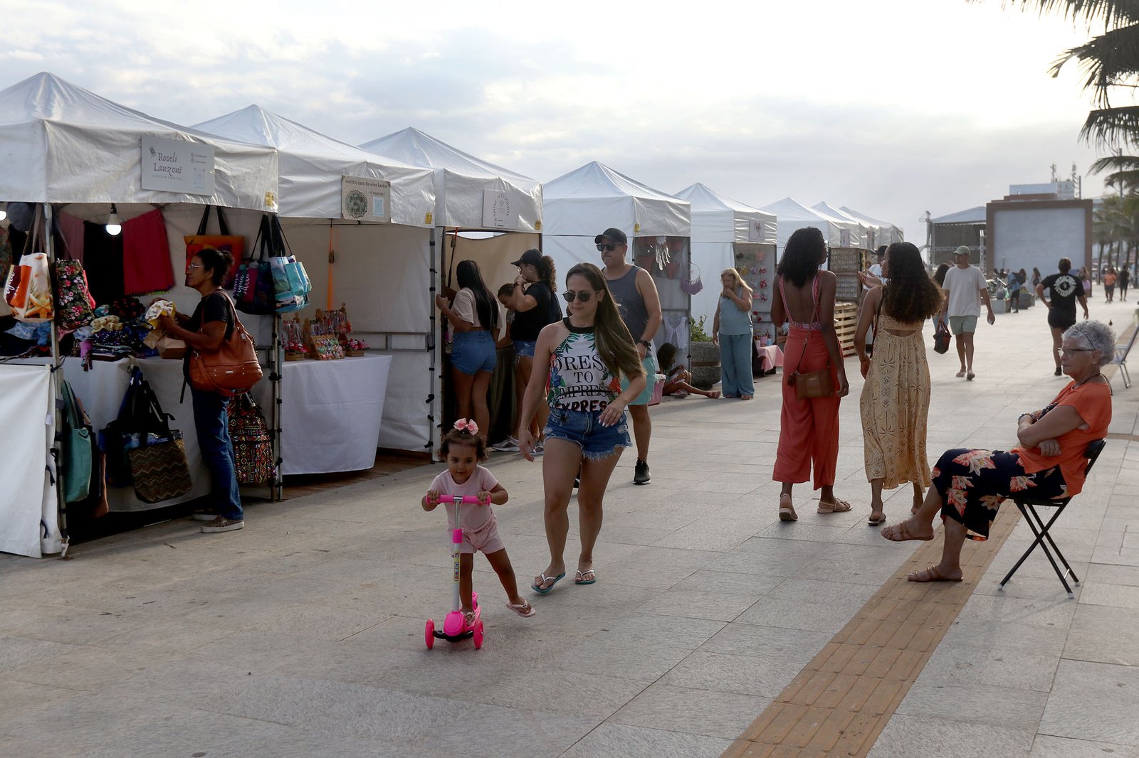 Artesanato macaense atrai turistas na orla da praia