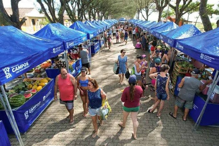 Todo sábado tem Feira da Agricultura Familiar e do Pescado na orla de Farol